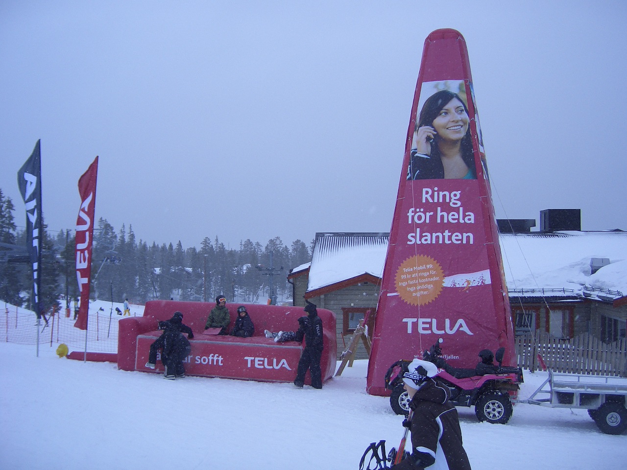 6 Exponeringspyramid 6 m och soffa Telia
